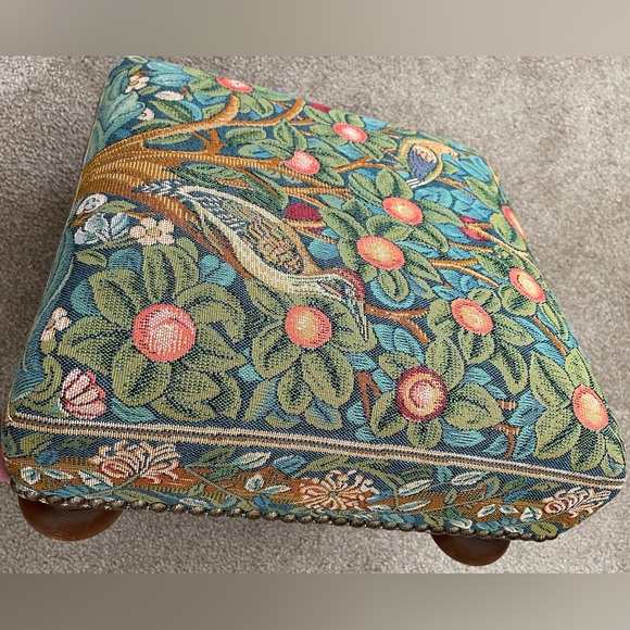 Scully & Scully Fine Quality Tapestry Footstool Woodpecker Brand New NWT - Picture 13 of 13